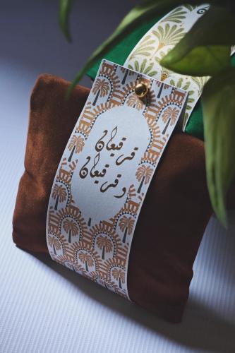 كيس مخملي مع حزام ورقي