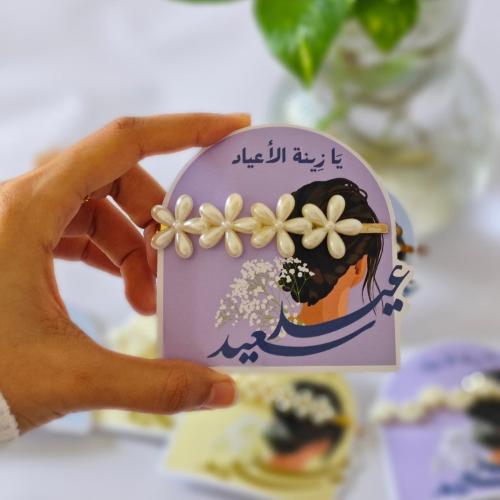 كرت مع مشبك شعر