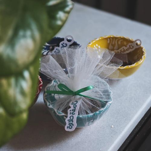 بادية مغلفة مع حبة شوكولاته