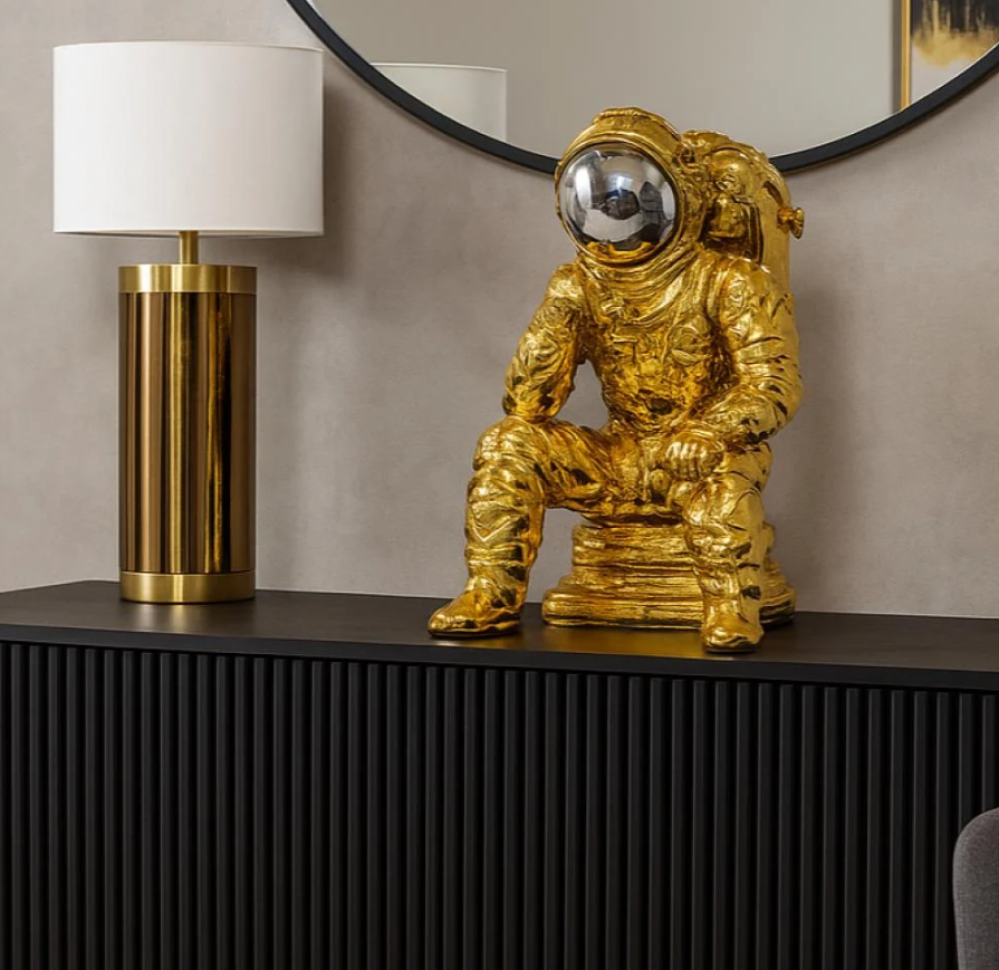 مجسم رائد فضاء ذهبي