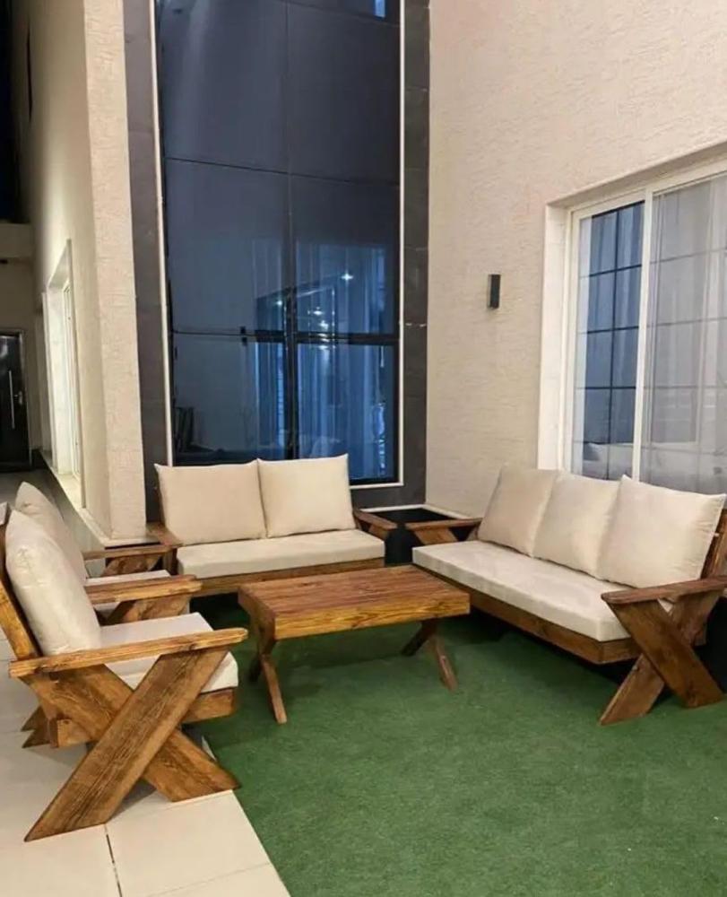 طقم جلسات خارجية من الخشب عالي الجودة مكون من كنبة ثلاثية + كنبة ثنائية + 2 كرسي فردي + طاولة قهوة - Xiw026