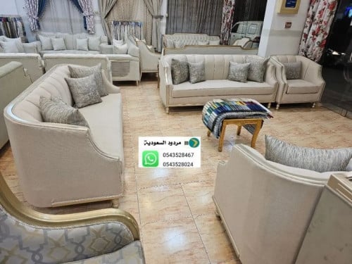 طقم كنب.