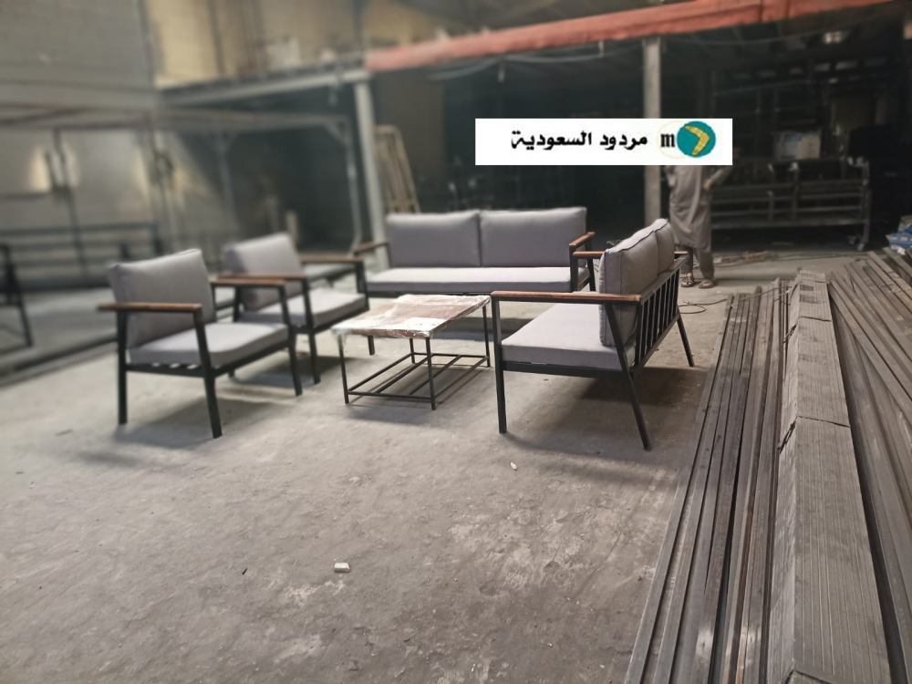 كراسي حديد ملبسة خشب 7 اشخاص