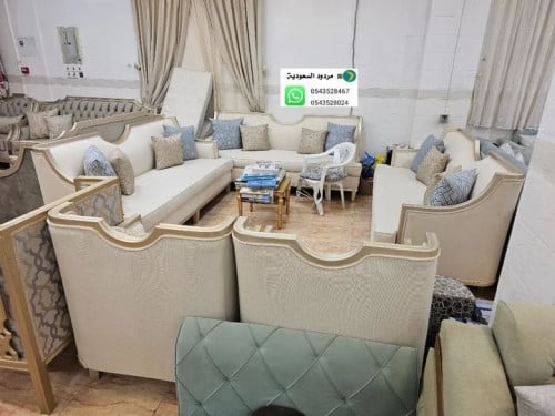 طقم كنب.
