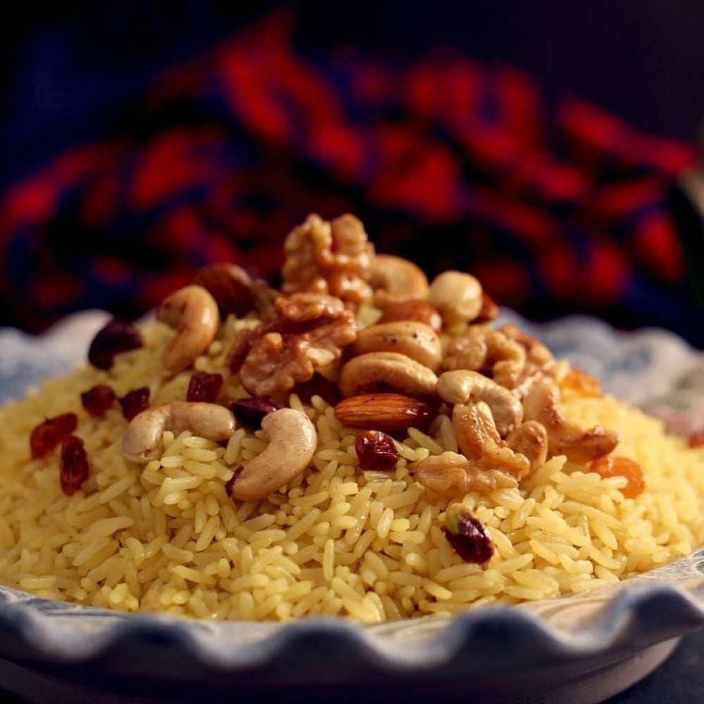 طبق أرز بالمكسرات المحمصة من الذواقة، يقدم مع الدجاج المشوي أو اللحم