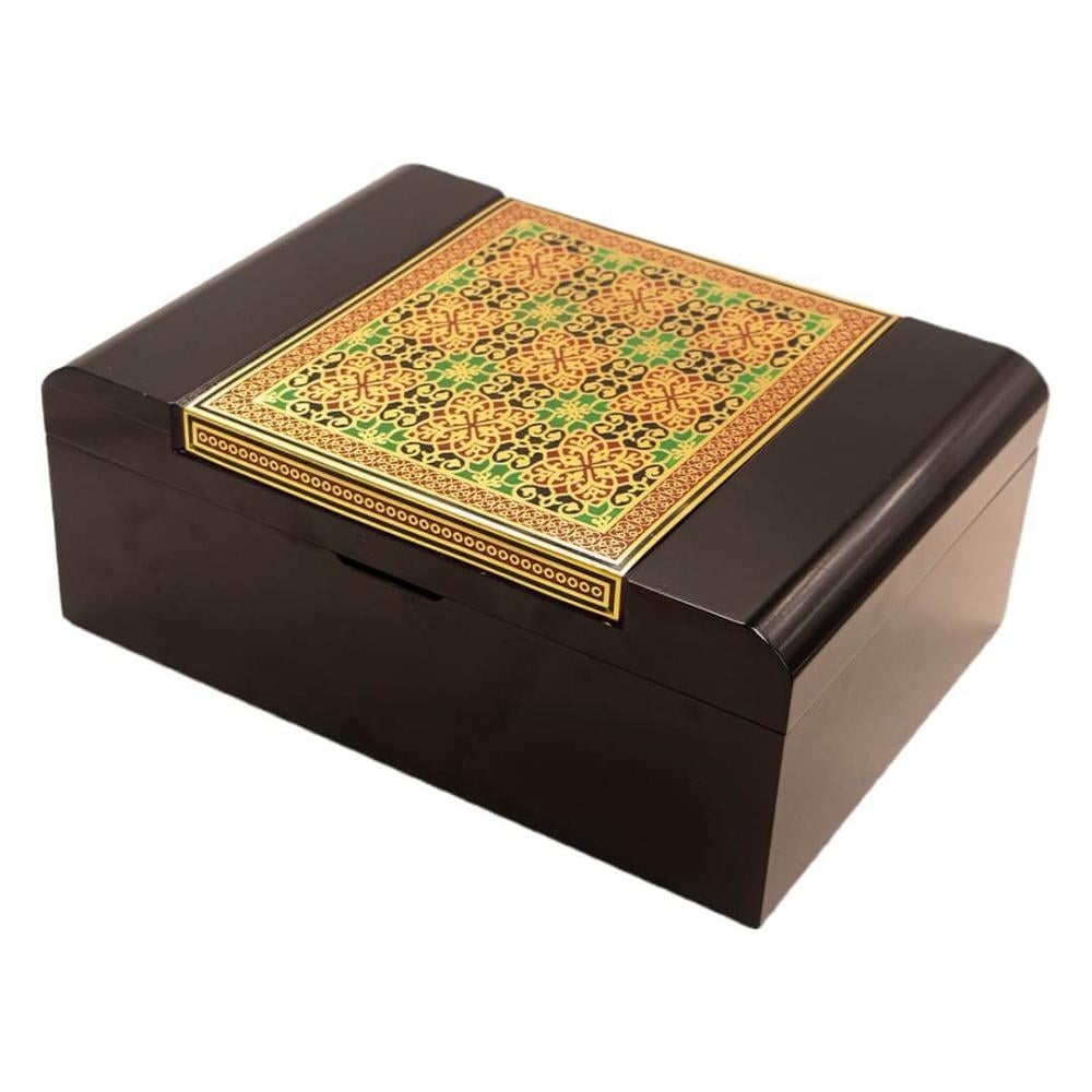 صندوق خشبي أسود