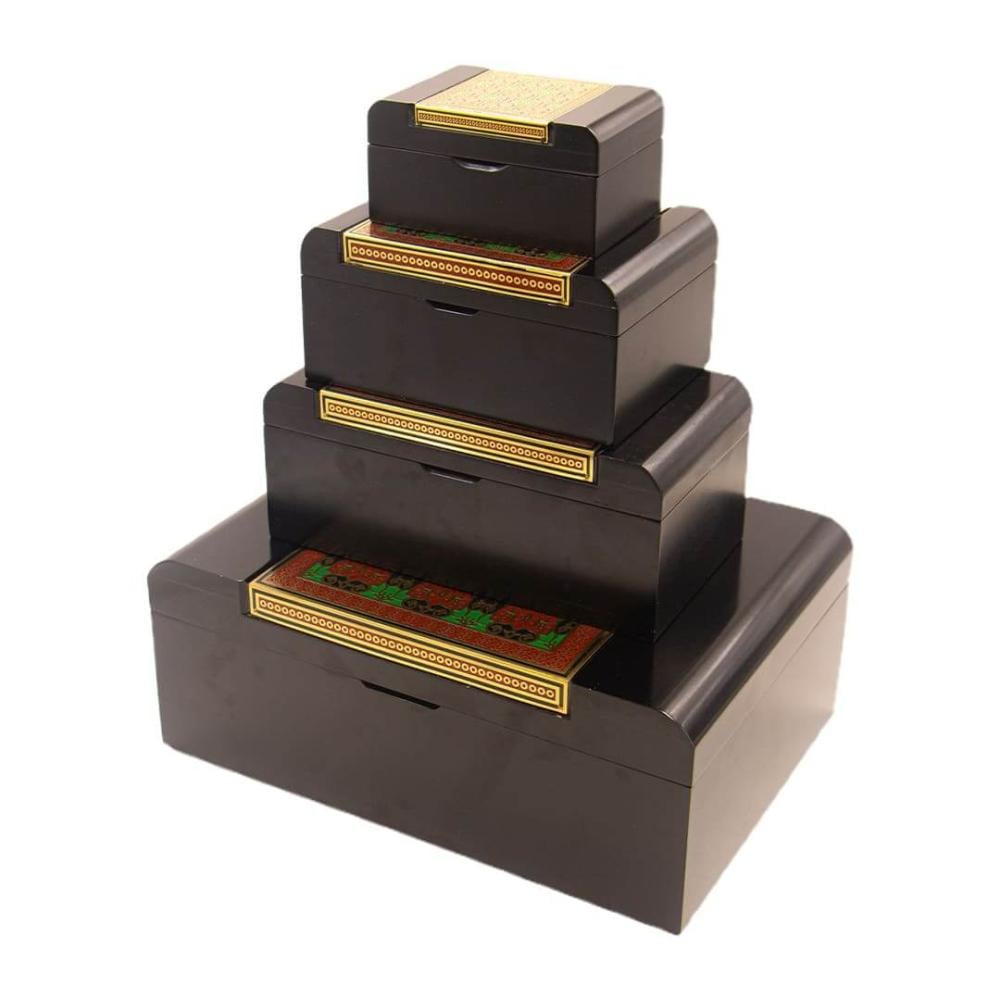 صندوق خشبي أسود