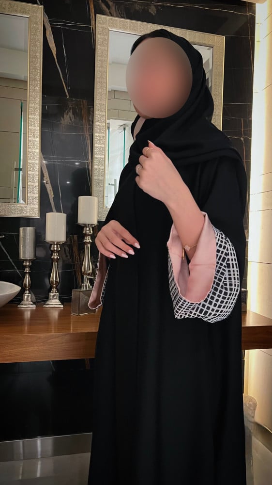 Wide sleeve clearance abaya