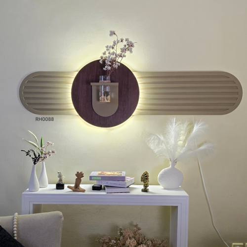 لوحة جدارية خشبية بتصميم انيق مزودة بإضاءة LED ومز...