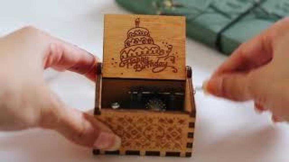 صندوق موسيقى أسود Happy Birthday