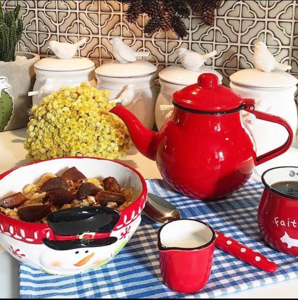 إبريق احمر صغير