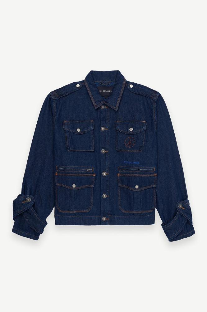 جاكيت جينز بأزرار نيلي عملي وأنيق جيوب أمامية وتطريز ليزر للسجاد وشعار