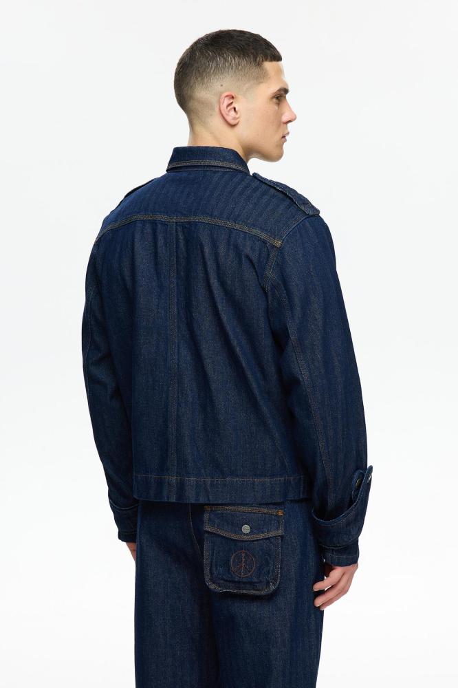 جاكيت جينز بأزرار نيلي عملي وأنيق جيوب أمامية وتطريز ليزر للسجاد وشعار