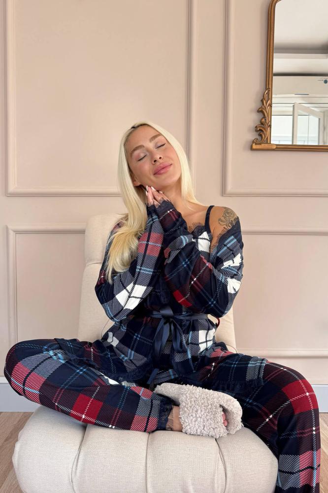 طقم بيجامة مخملية مطبوعة منقوشة مع روب من Pijamaevi