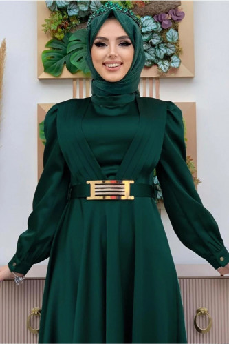 فستان سهرة من الساتان بتفاصيل ثنيات وحزام أخضر للن...