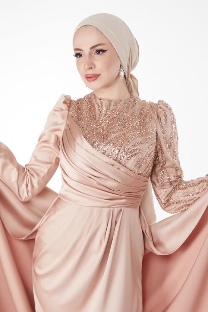 فستان سهرة نسائي باللون المنك مزين بالترتر مع ذيل في الخلف