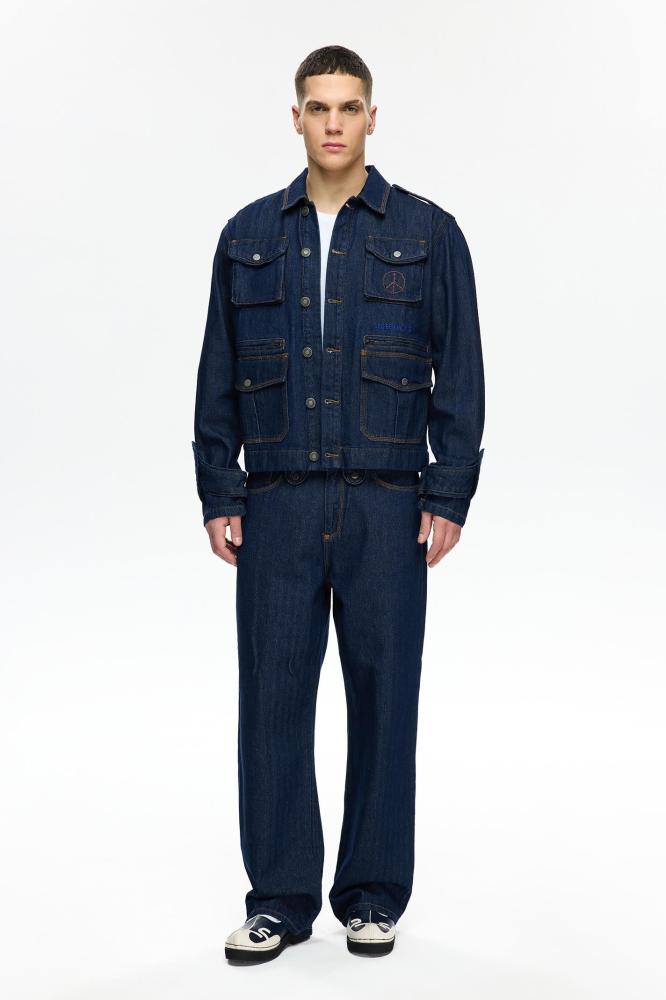 جاكيت جينز بأزرار نيلي عملي وأنيق جيوب أمامية وتطريز ليزر للسجاد وشعار