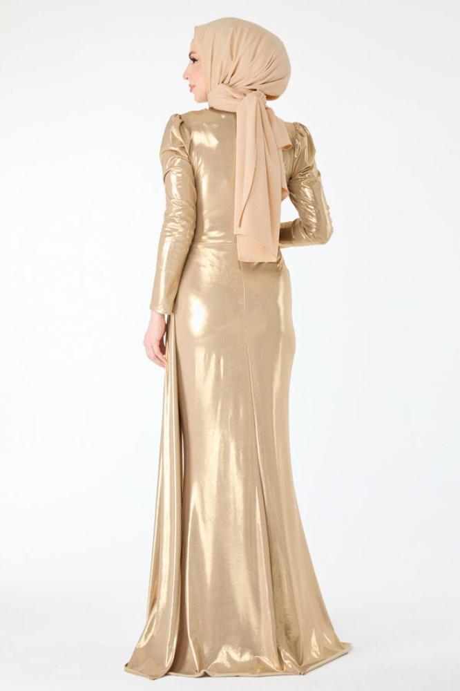 فستان سهرة ذهبي بأكمام طويلة وخصر