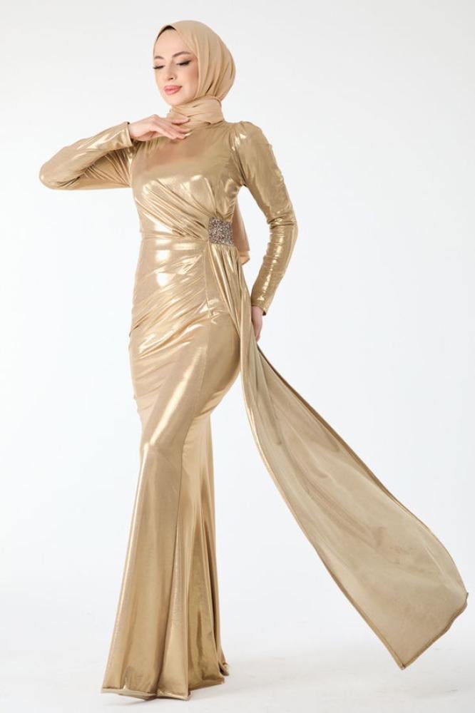 فستان سهرة ذهبي بأكمام طويلة وخصر