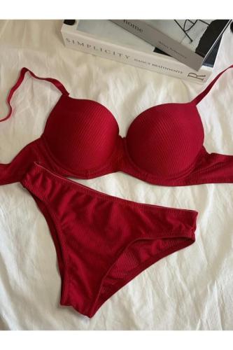 مجموعة حمالة صدر باللون الاحمر من Rozenin LINGERIE...