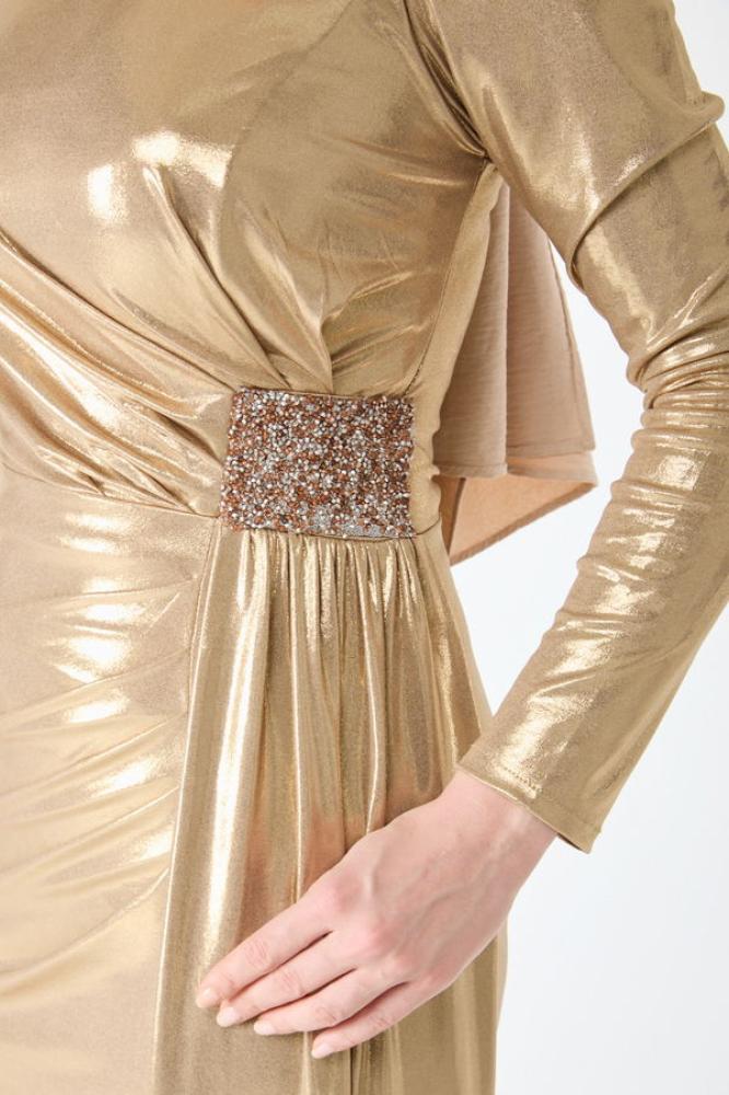 فستان سهرة ذهبي بأكمام طويلة وخصر