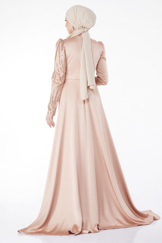 فستان سهرة نسائي باللون المنك مزين بالترتر مع ذيل في الخلف