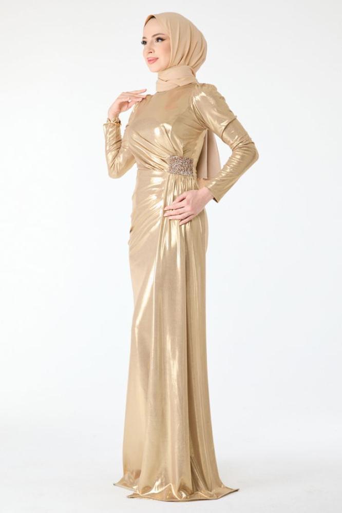 فستان سهرة ذهبي بأكمام طويلة وخصر