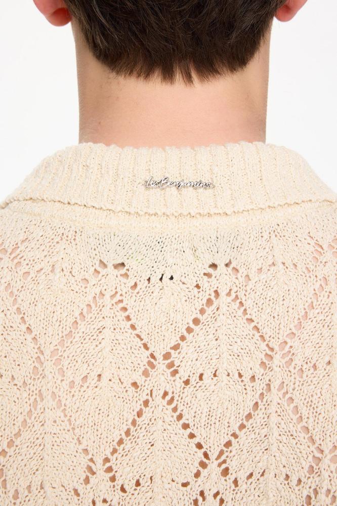 بلوفر رجالي بيج تريكو بأكمام قصيرة وقصة V