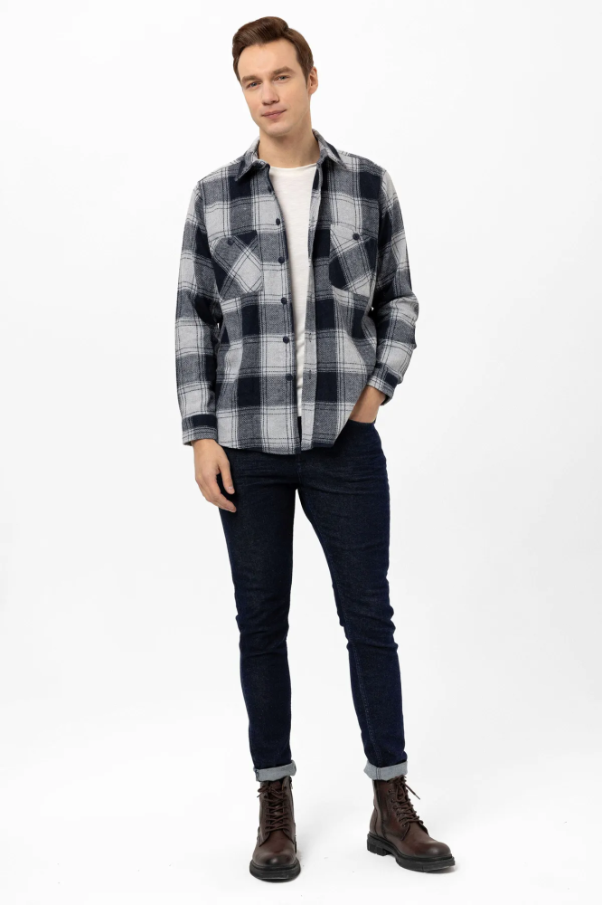 قميص كاروهات عادي أبيض و أسود  من SUVARI