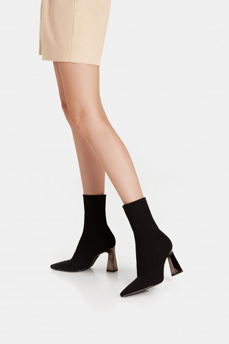بوت مطاطي بكعب معدني من Bershka