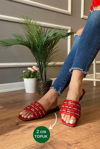 حذاء بأحجار حمراء مطرزة بحزام واحد من FUGA MODA