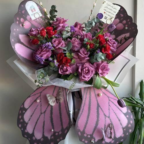 باقة ورد موف مع تصميم فراشة راقي من Gifts.fss