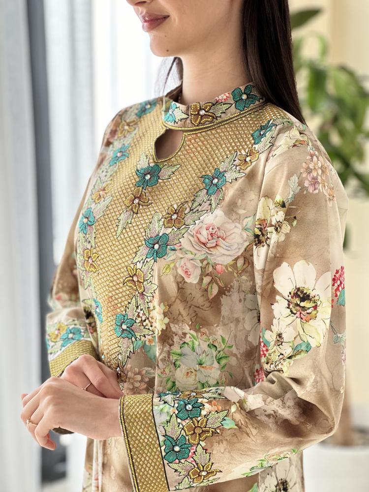 مخور سما الملكية بنعومة الحرير وتطريز فخم من الصدر والأكمام