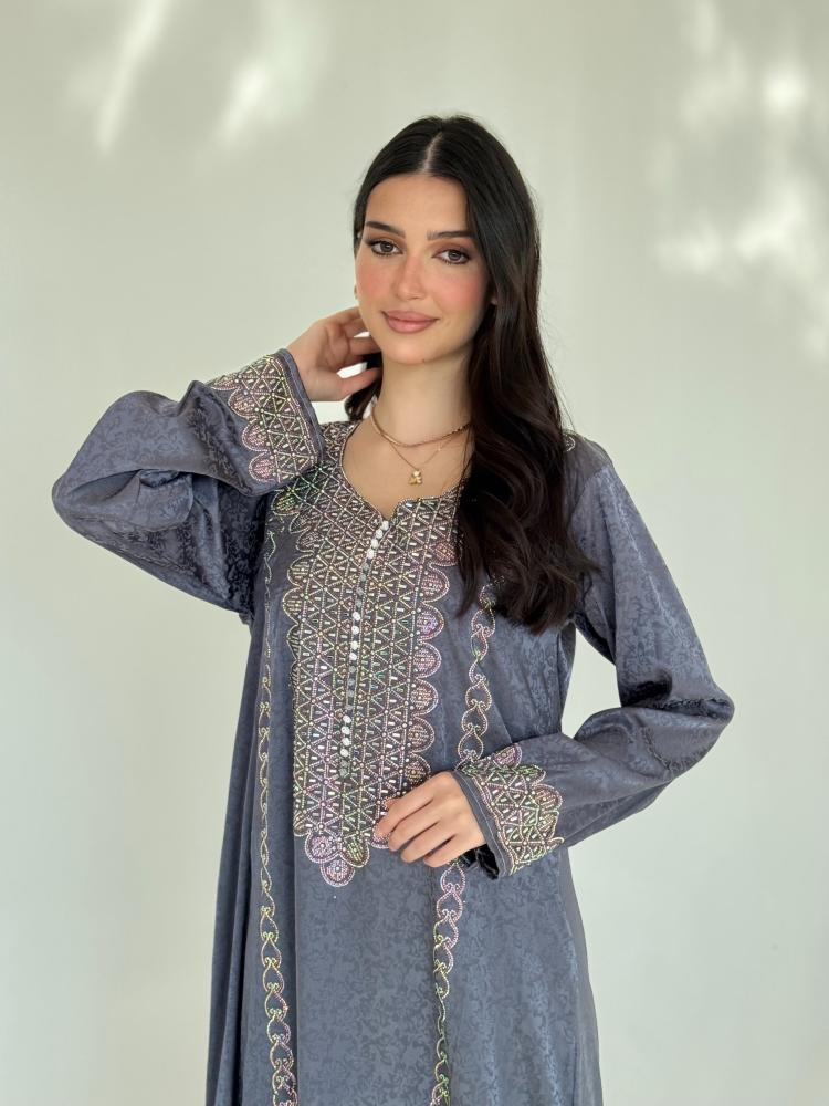 مخور هتون رمادية بتطريز فخم في لاكمام والصدر
