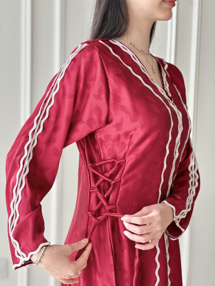 مخور سمر بتطريز أبيض وفصوص فضية