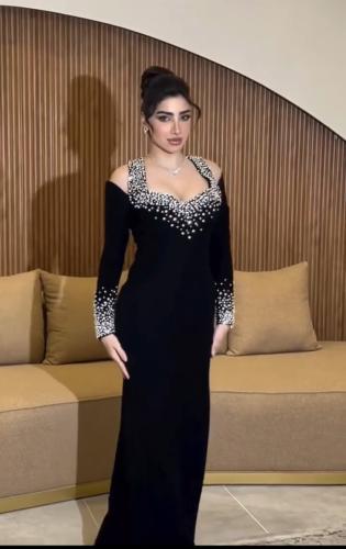 فستان مخمل مرصع باللولو والكرستال