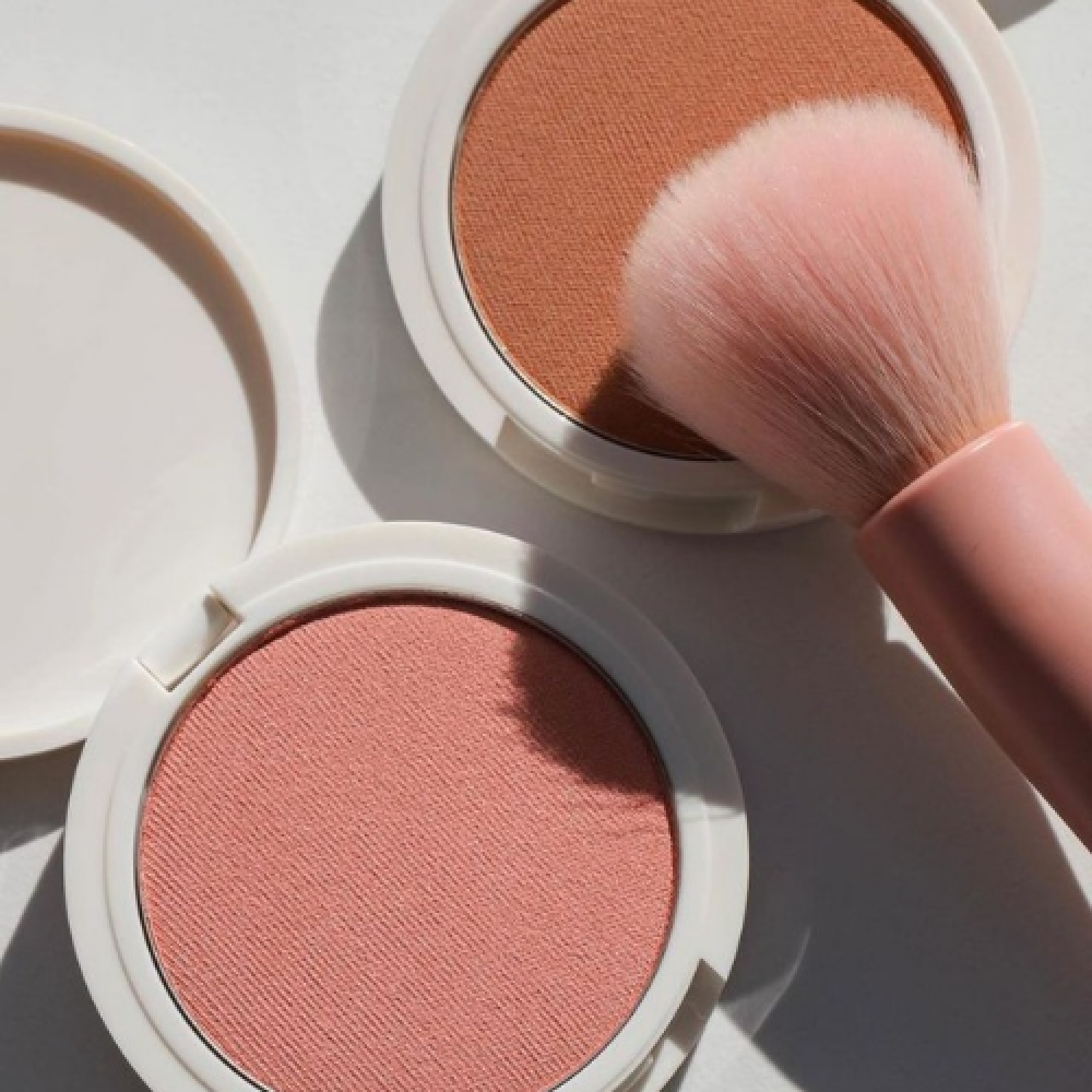 أفضل بودرة تثبيت للمكياج لعام 2026: دليل شامل لإطلالة تدوم طويلاً