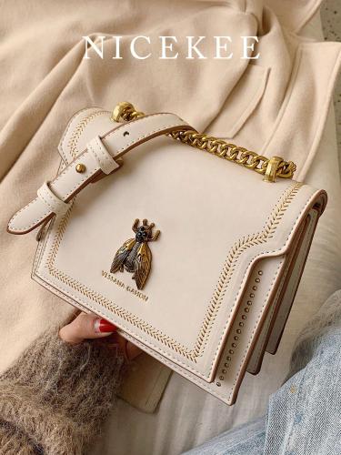 حقيبة كتف مع تصميم نحلة