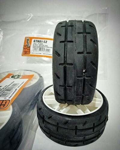 1:8 GT - T01 REVO - S2 XSoft - Mounted on New Spoked White Wheel - 1 Pair