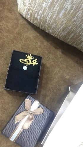 بروش الوردة باسم