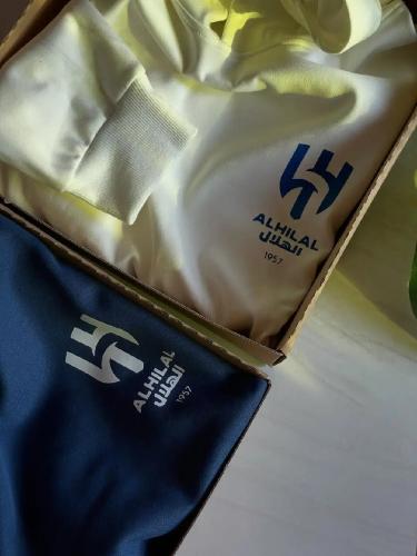 بلوفر الهلال بتنسيق جاكت