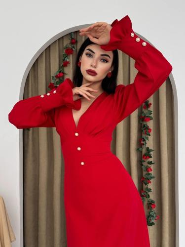 فستان احمر ناعم بأكمام طويلة مزين بالأزرار الأنيقة...