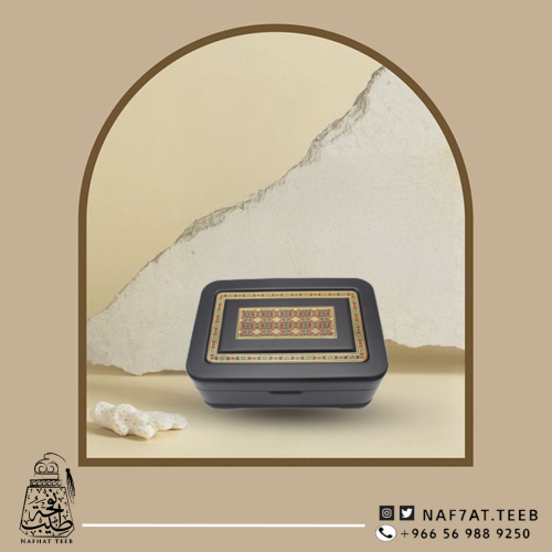 صندوق خشبي ملكي مزخرف بالفسيفساء الفاخرة ومبطن بالمخمل الناعم. (فارغ)