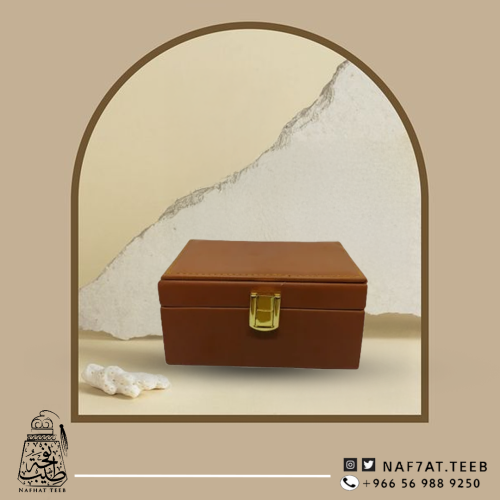 صندوق خشبي ملكي مزخرف ومبطن بالمخمل الناعم. (فارغ)
