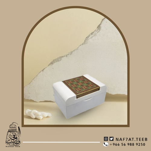 صندوق خشبي مزخرف بالفسيفساء الفاخرة ومبطن بالمخمل الناعم لون أبيض (فارغ)