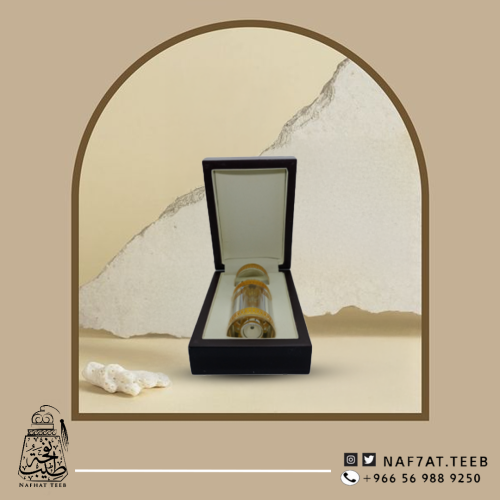 ربع تولة كريستال دهن عود مع علبة إهداء خشبية فاخرة لون بني داكن.