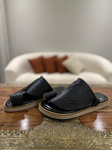 حذاء أسود مع جلد نعام أسود