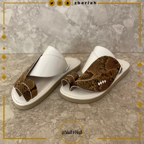 حذاء أبيض لامع مع جلد ثعبان أبيض