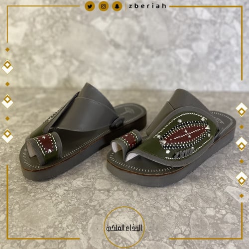 حذاء زبيري رصاصي مع زيتي تطريز زري فضي