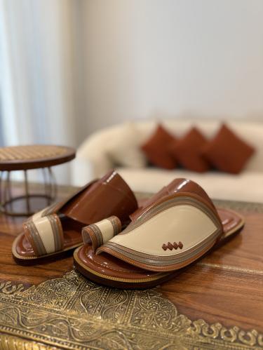 حذاء جملي لامع مع سكري كلاسيك